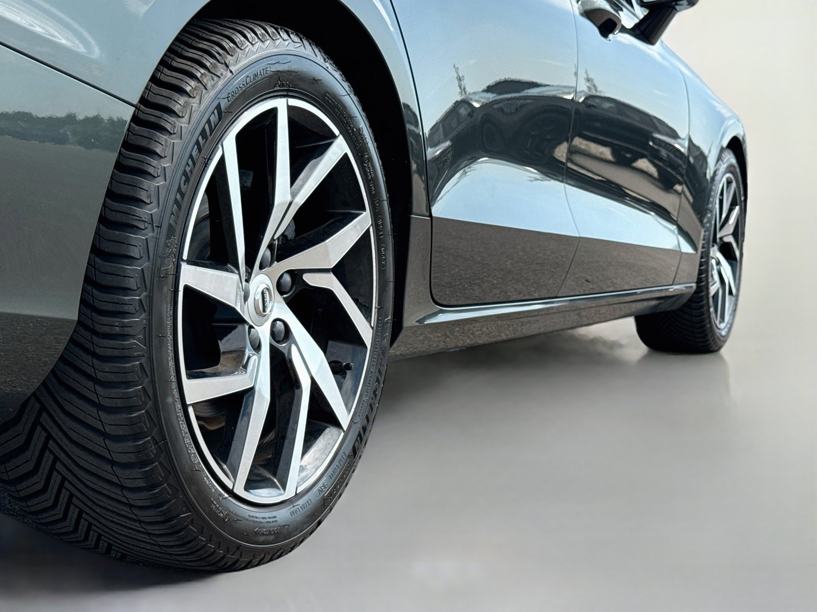 Used 2020 Volvo S60 T5 Momentum FWD image 9