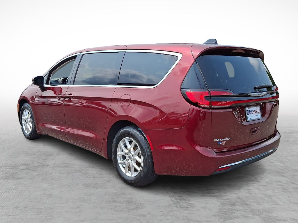 Used 2023 Chrysler Pacifica Touring-L w/ Uconnect Theater Family Group FWD image 3