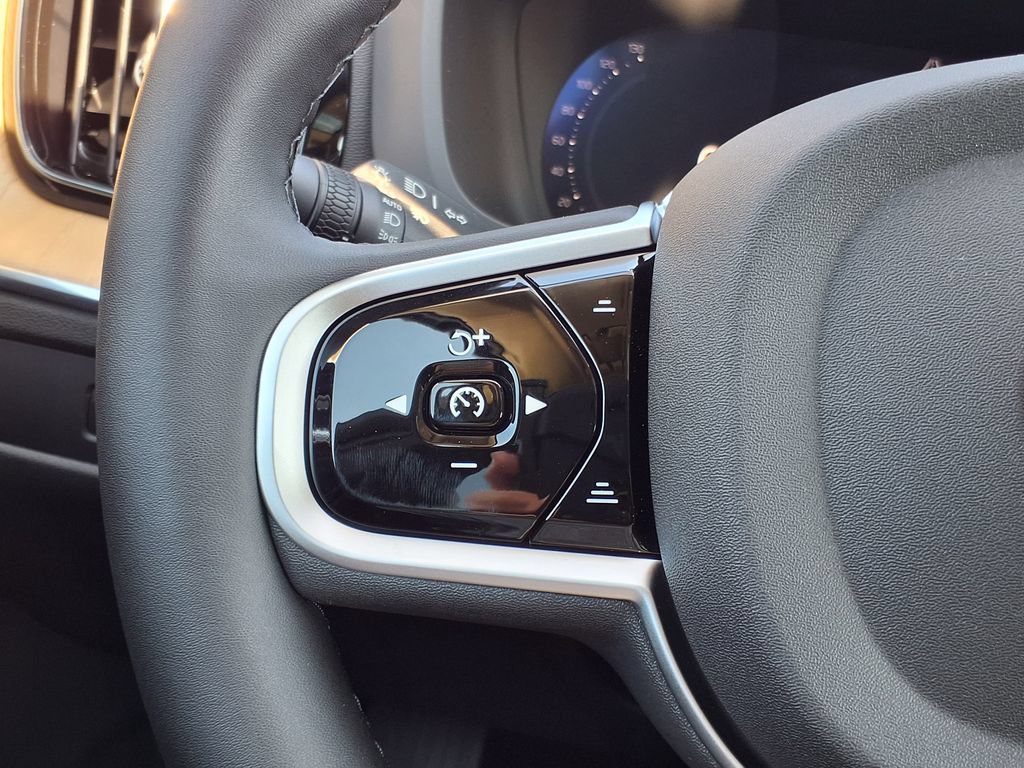 New 2026 Volvo XC60 B5 Plus w/ Protection Package Premier AWD/4WD image 23