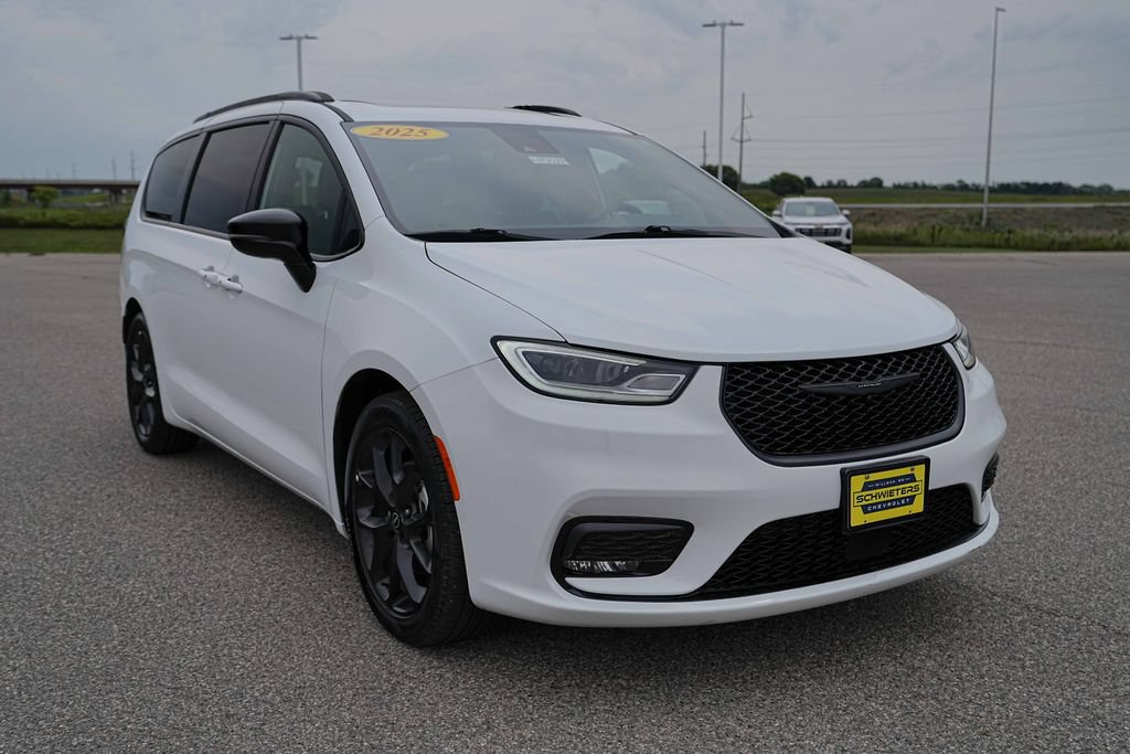 Used 2025 Chrysler Pacifica Limited FWD image 4