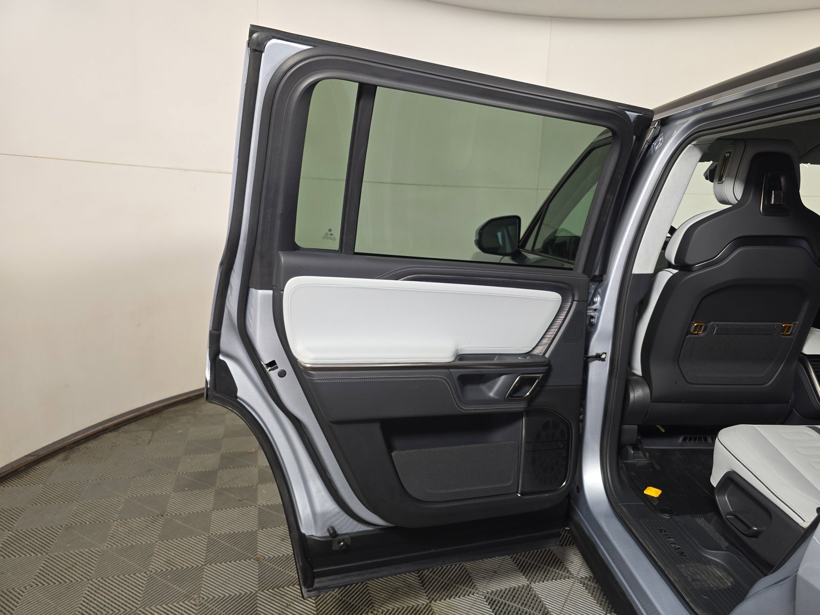 Used 2024 Rivian R1S Adventure AWD/4WD image 17