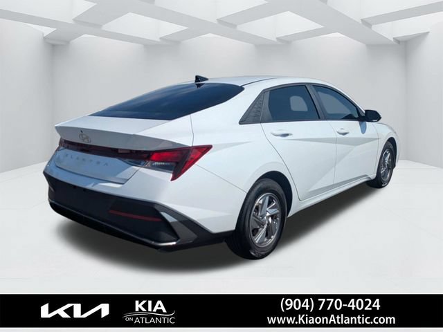 Used 2025 Hyundai Elantra SE FWD image 3