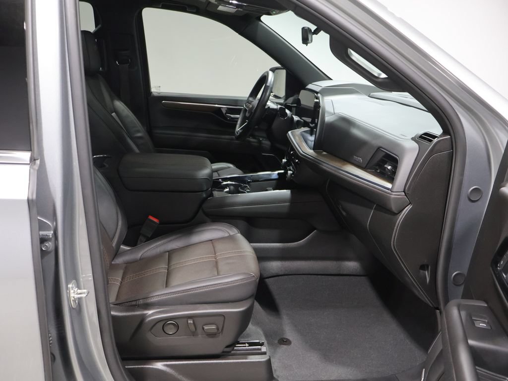Used 2025 Chevrolet Tahoe High Country AWD/4WD image 28