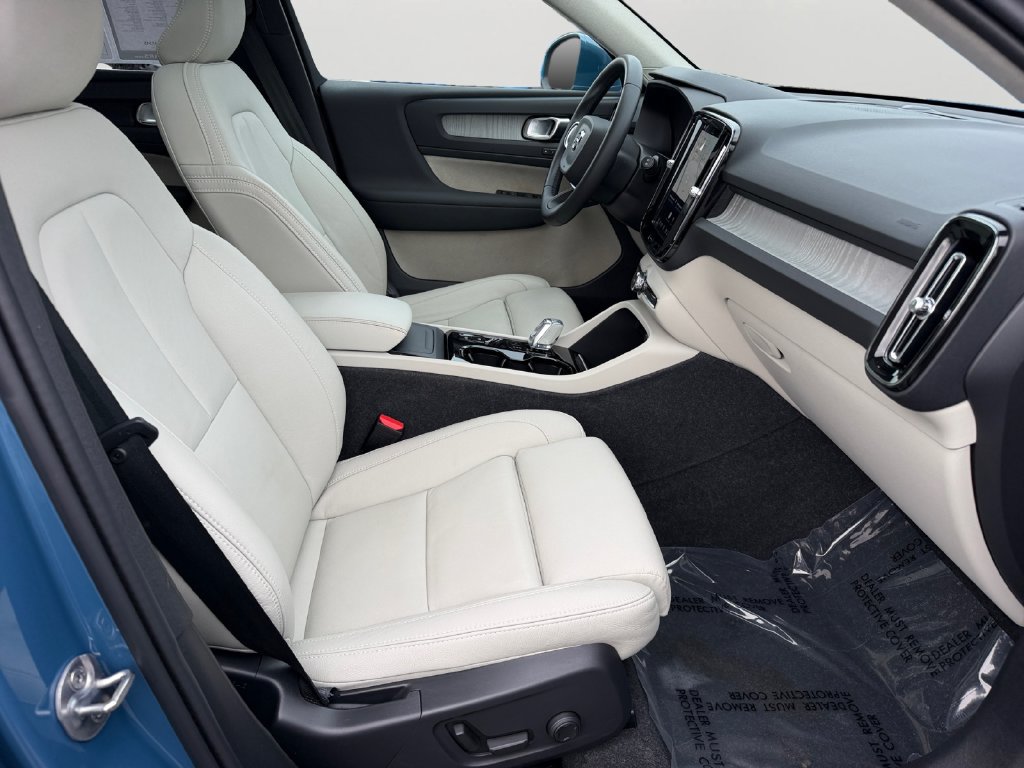 Certified 2024 Volvo XC40 B5 Plus w/ Climate Package AWD/4WD image 8