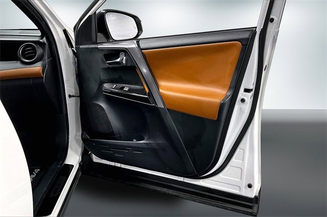 Used 2016 Toyota RAV4 SE image 27