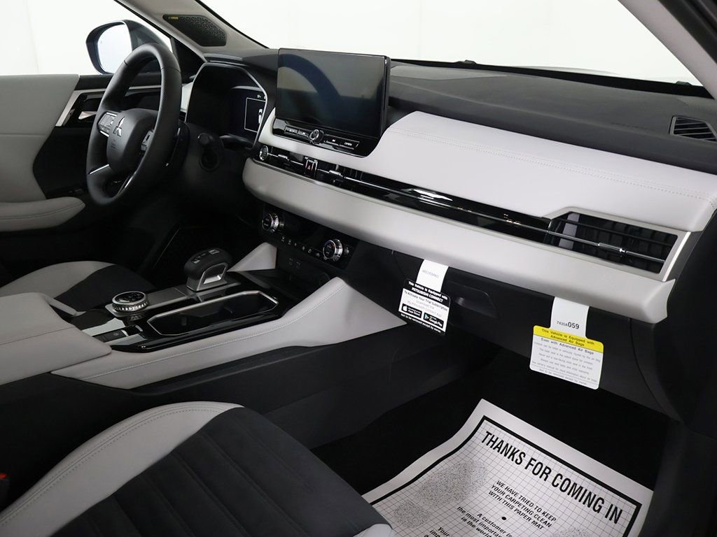 New 2025 Mitsubishi Outlander SE image 32