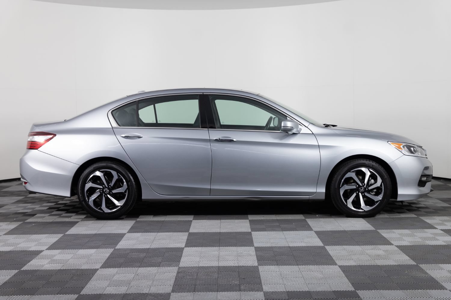 Used 2017 Honda Accord EX-L image 9
