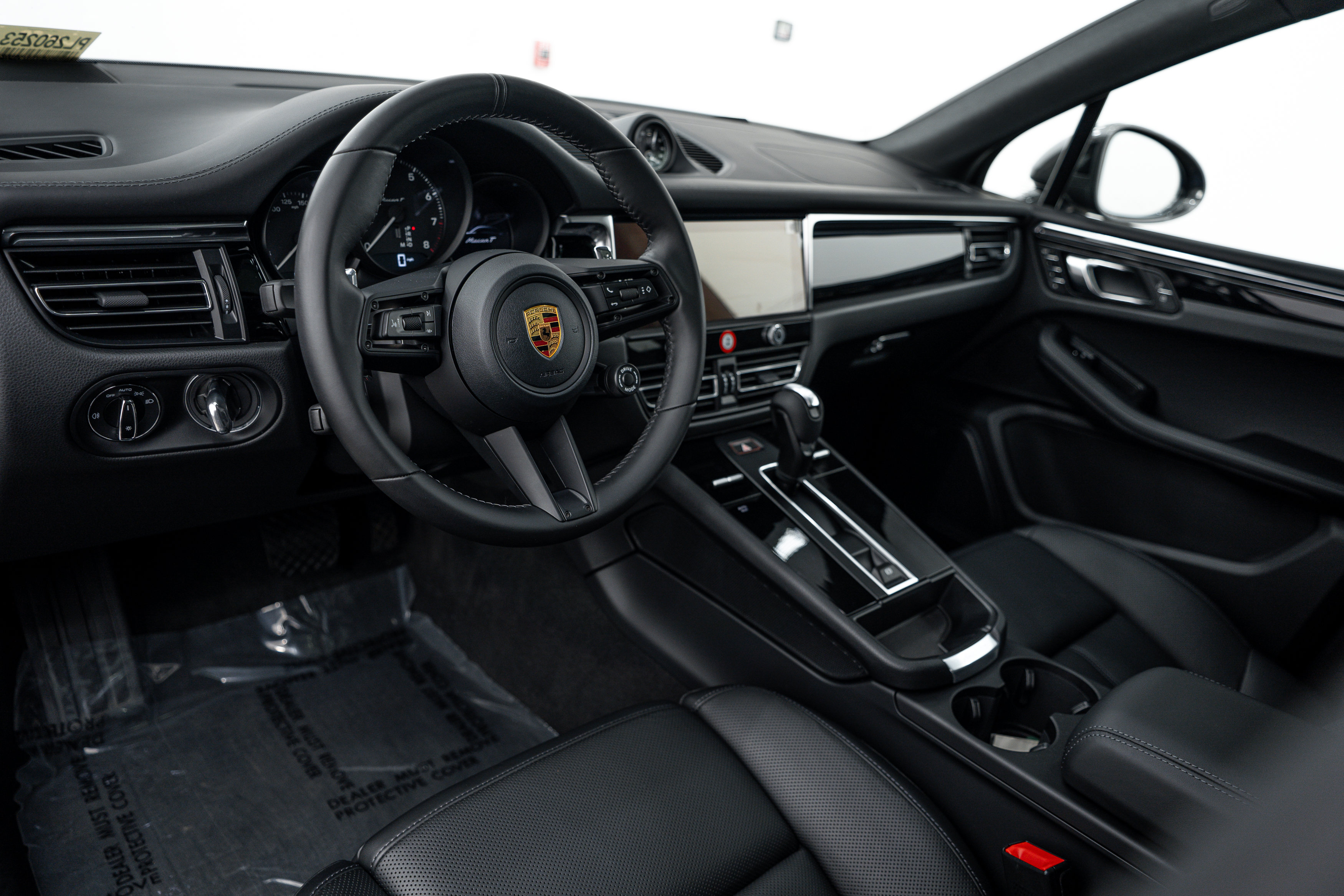 Certified 2026 Porsche Macan Turbo AWD/4WD image 4