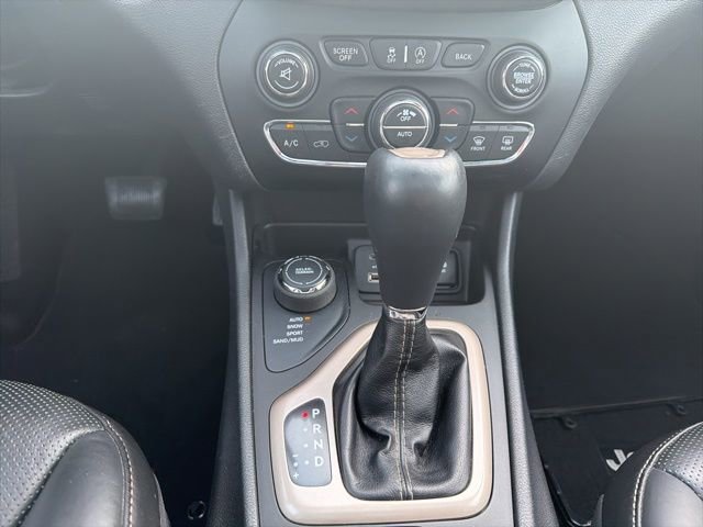 Used 2015 Jeep Cherokee Limited w/ Luxury Group image 16