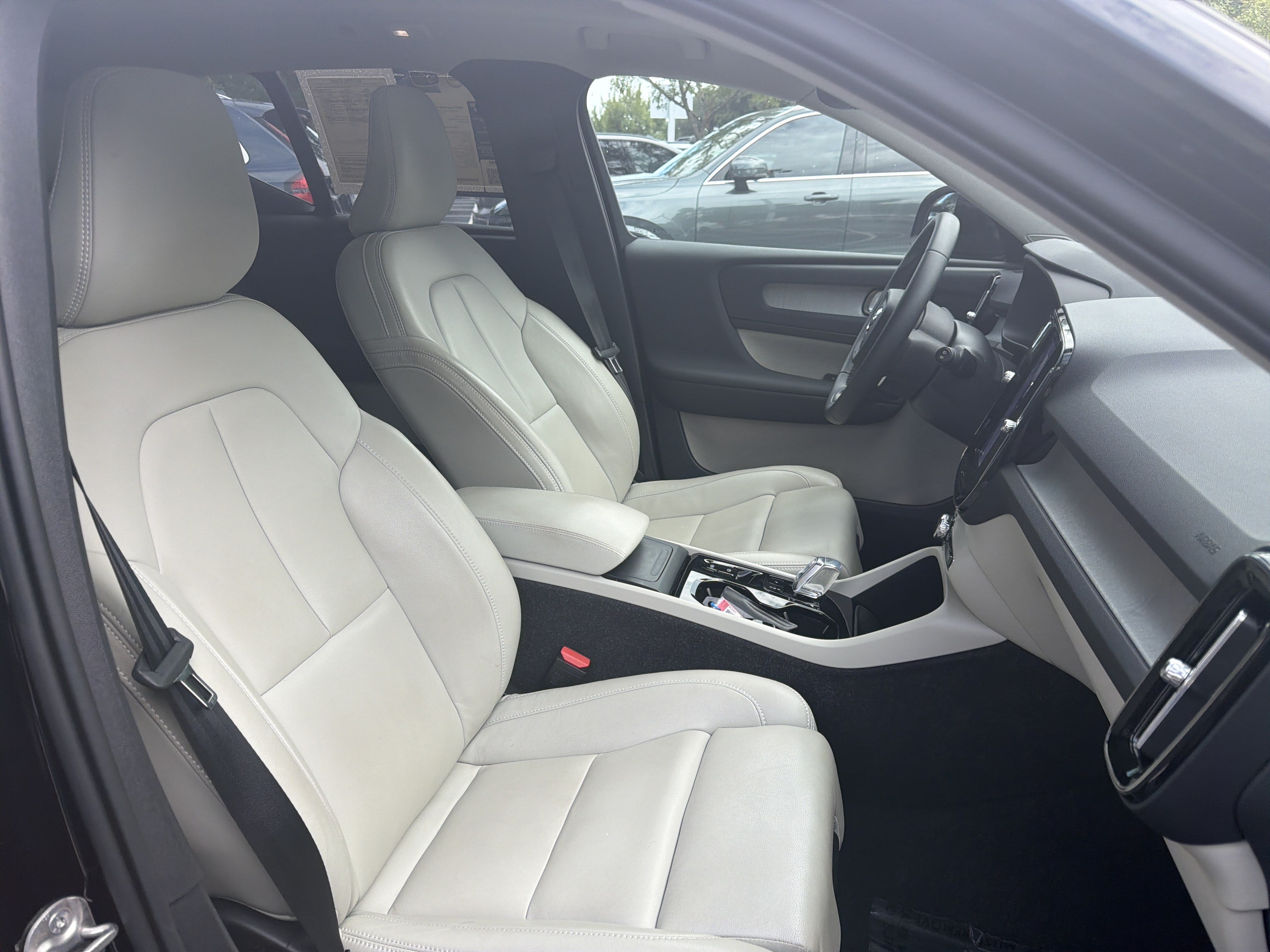 Certified 2025 Volvo XC40 B5 Plus AWD/4WD image 35