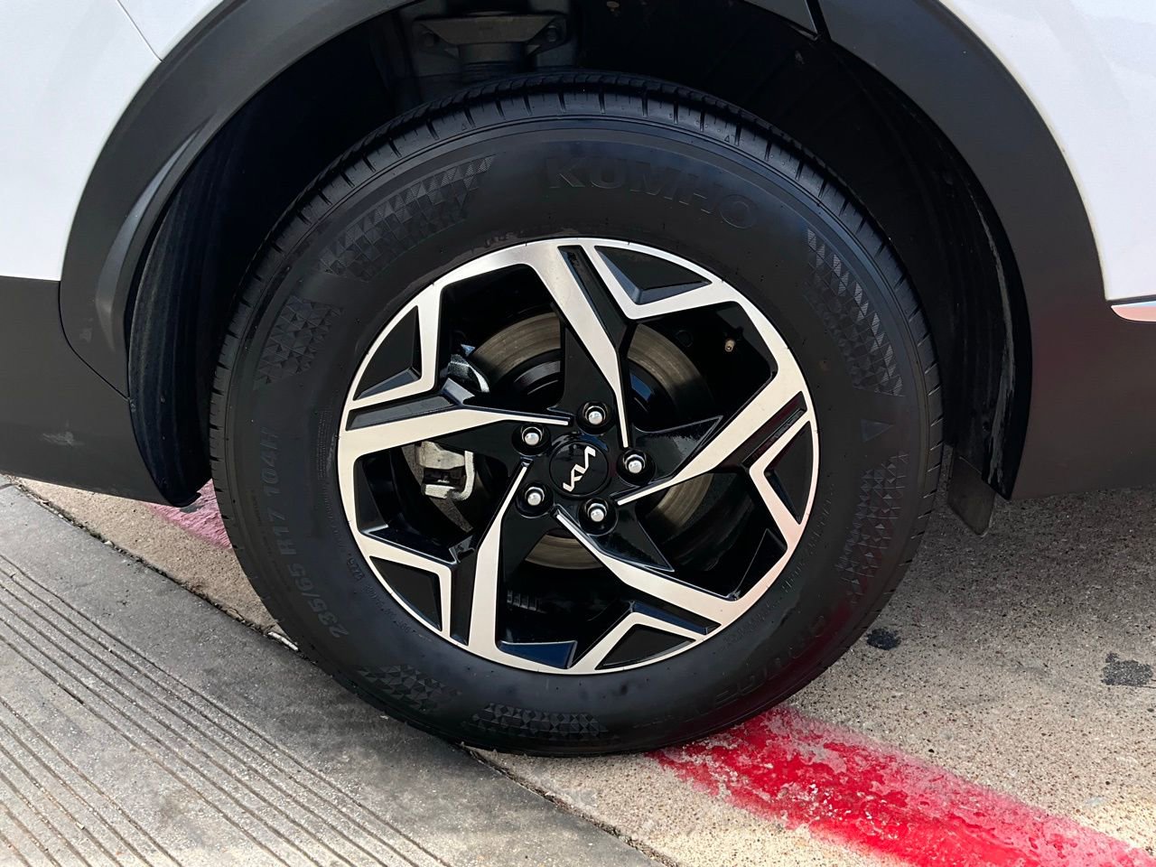 Used 2025 Kia Sportage LX image 9