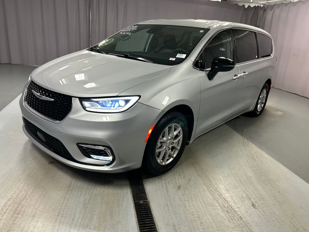 Used 2024 Chrysler Pacifica Touring-L image 3