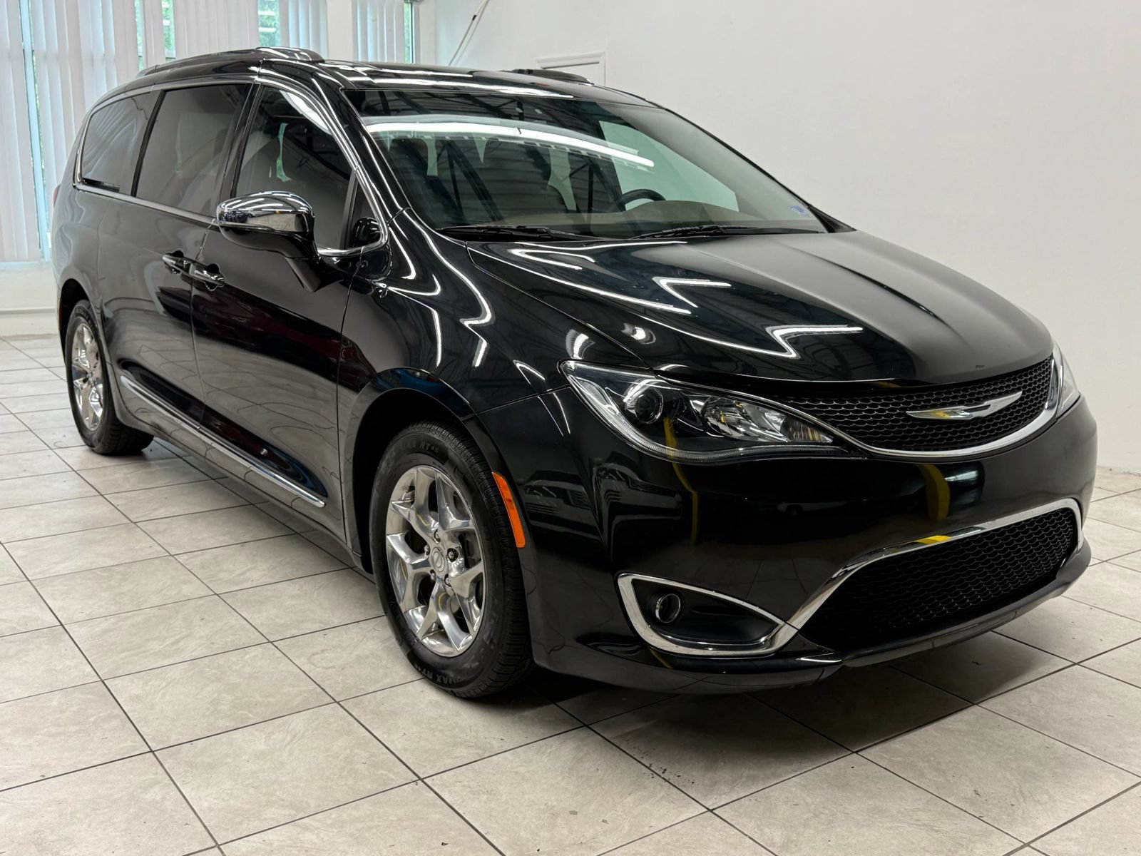 Used 2017 Chrysler Pacifica Limited FWD image 1
