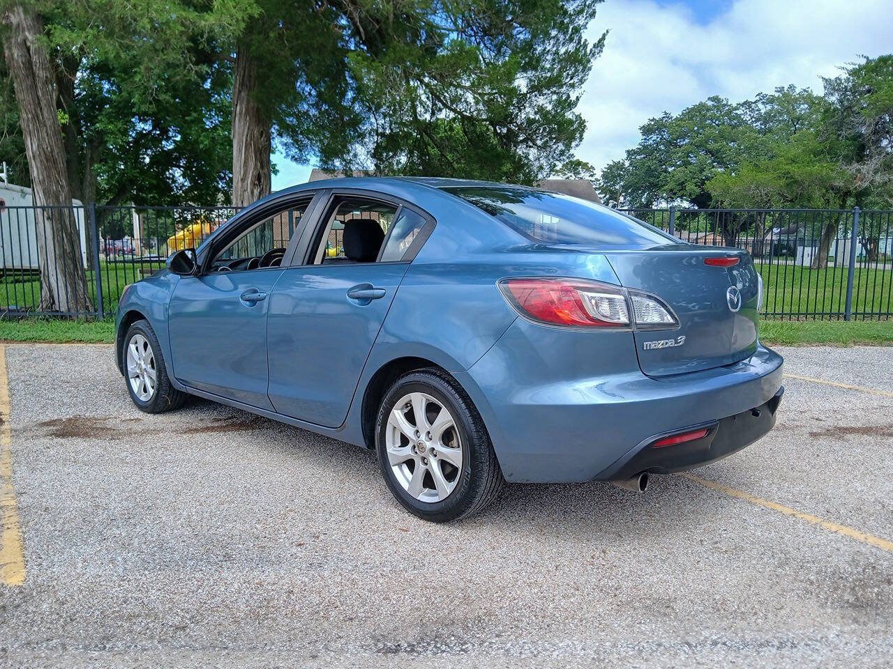 Used 2011 MAZDA MAZDA3 i Touring FWD image 7