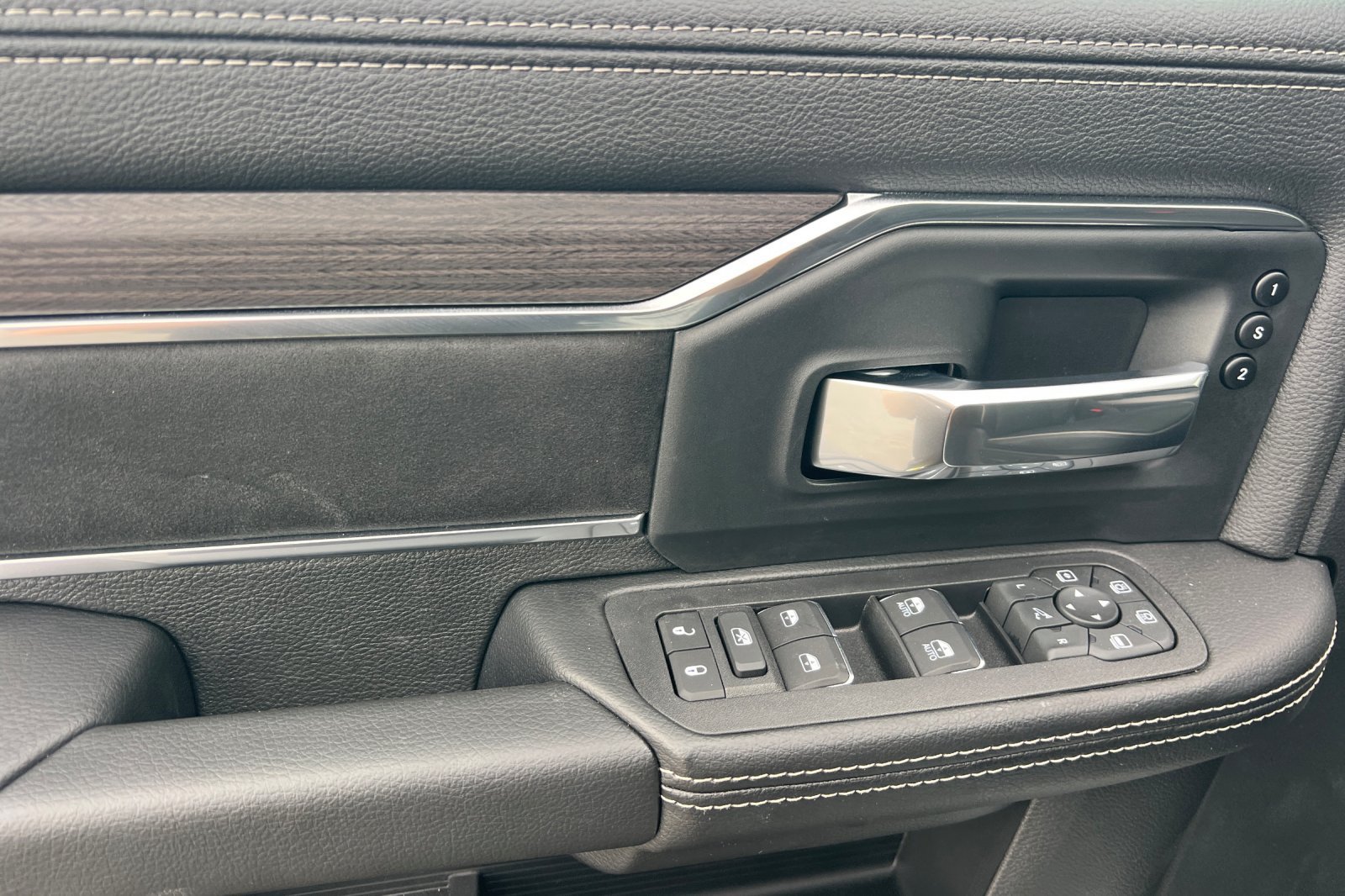 New 2026 RAM 3500 Laramie AWD/4WD image 12