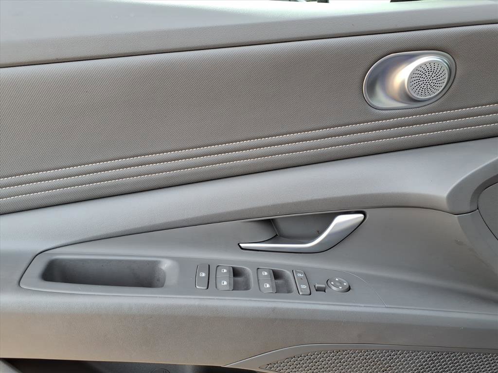 Used 2024 Hyundai Elantra SEL w/ Convenience Package image 14