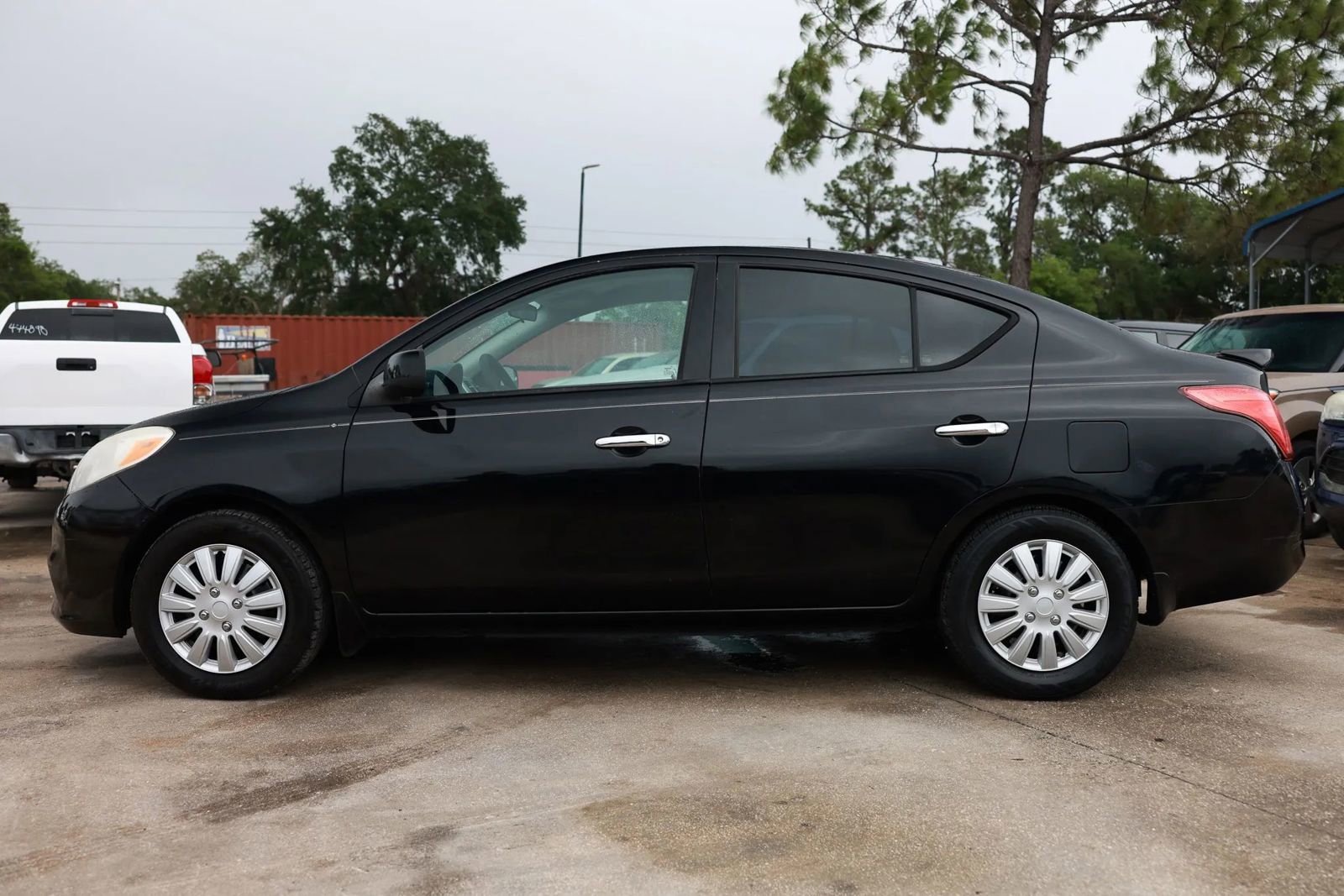 Used 2014 Nissan Versa SV image 3