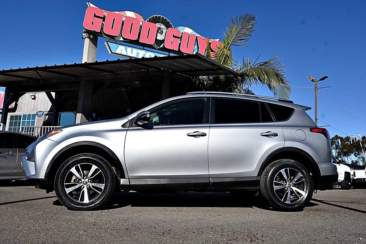 Used 2016 Toyota RAV4 XLE AWD/4WD image 4