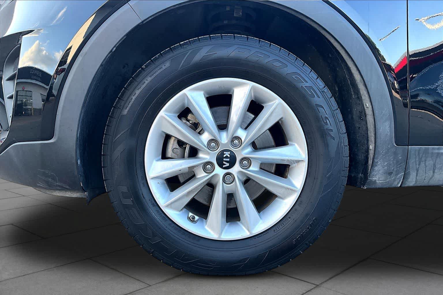 Used 2019 Kia Sorento L FWD image 11