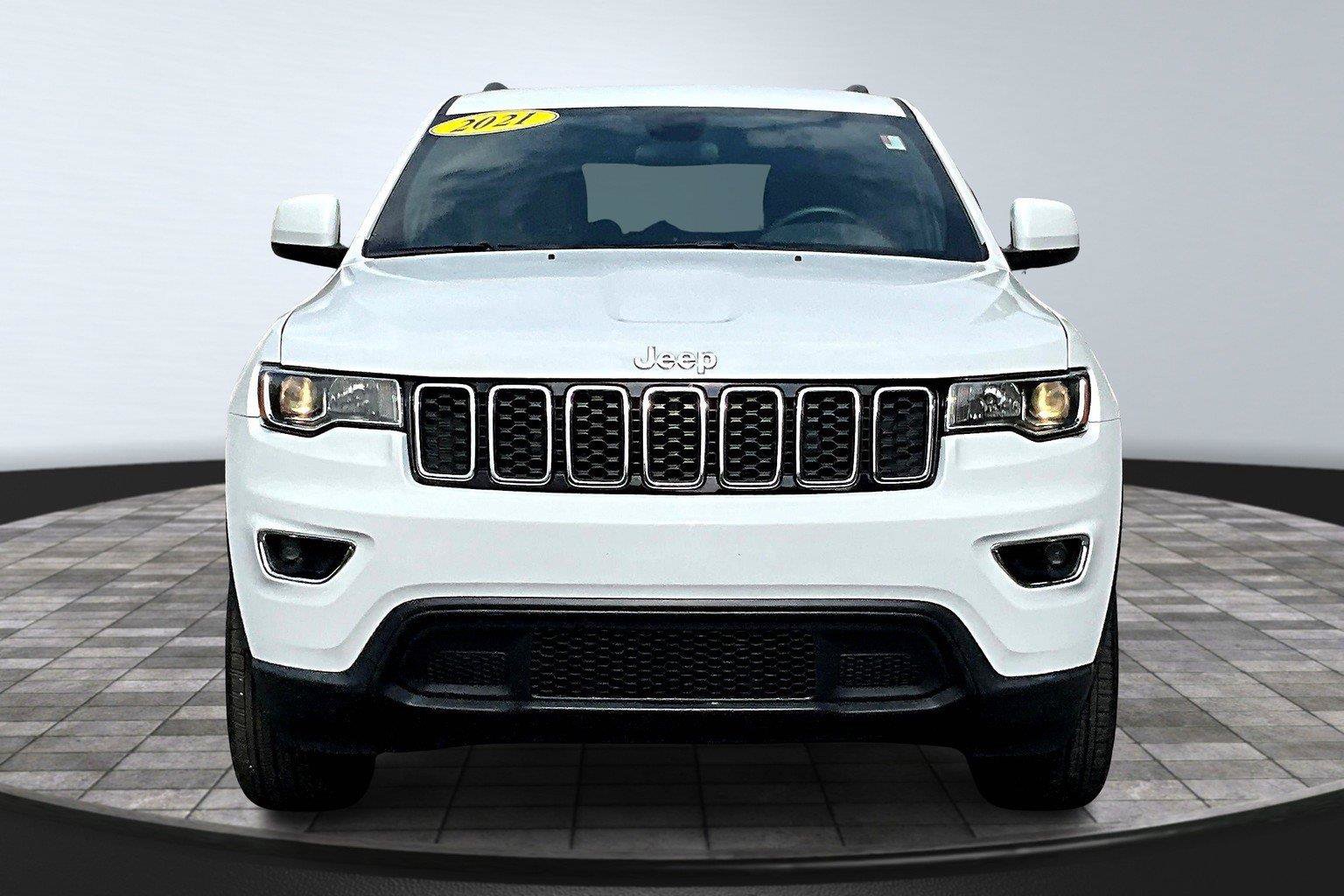 Used 2021 Jeep Grand Cherokee Laredo AWD/4WD image 4