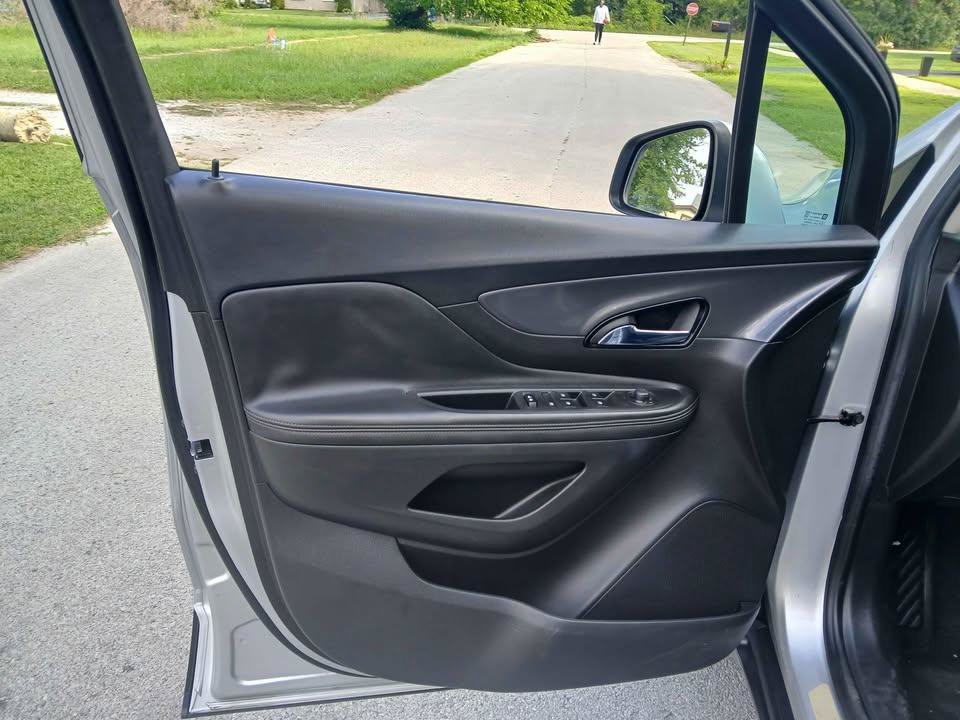 Used 2018 Buick Encore Essence FWD image 12