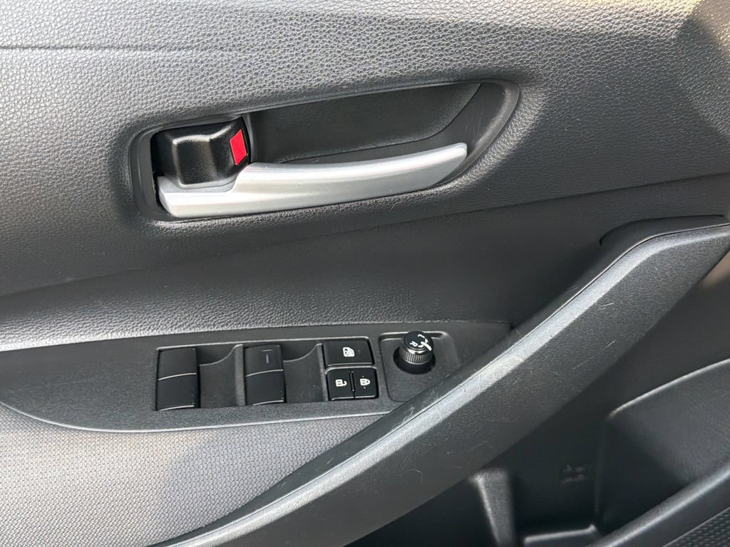 Used 2021 Toyota Corolla LE FWD image 18