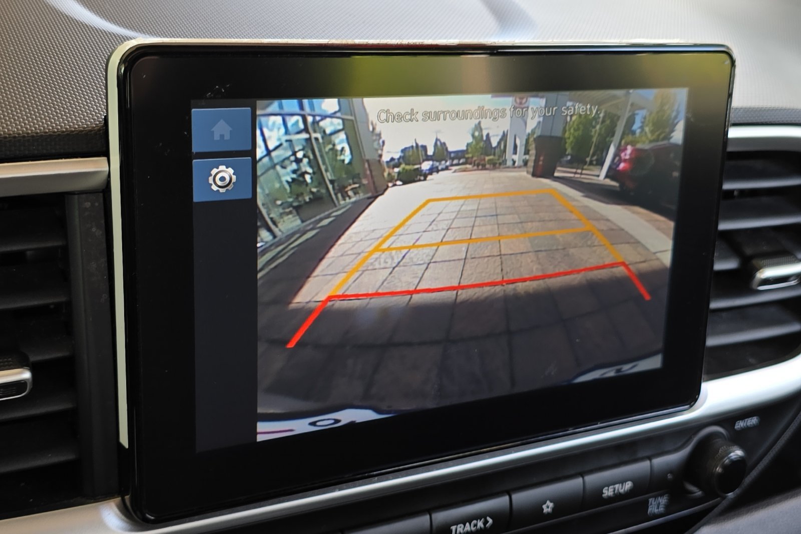 Used 2025 Hyundai Venue SEL FWD image 19