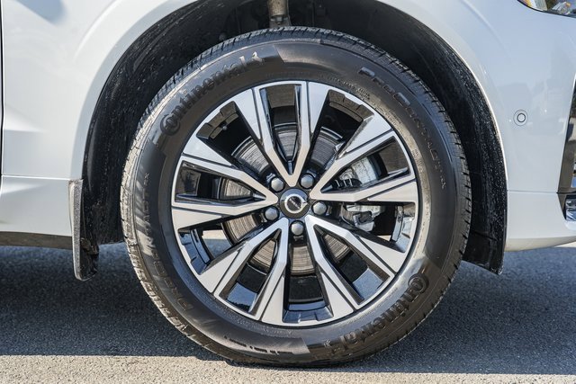 Certified 2024 Volvo XC60 B5 Plus w/ Climate Package image 18
