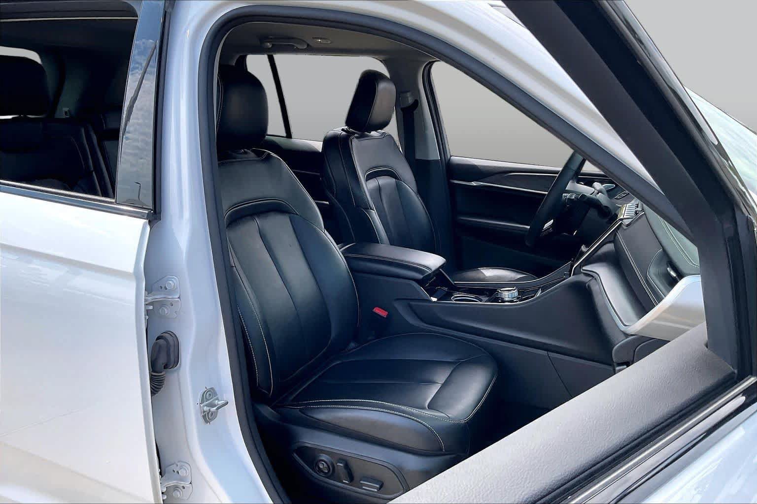 Used 2023 Jeep Grand Cherokee Limited w/ Black Appearance Package AWD/4WD image 9