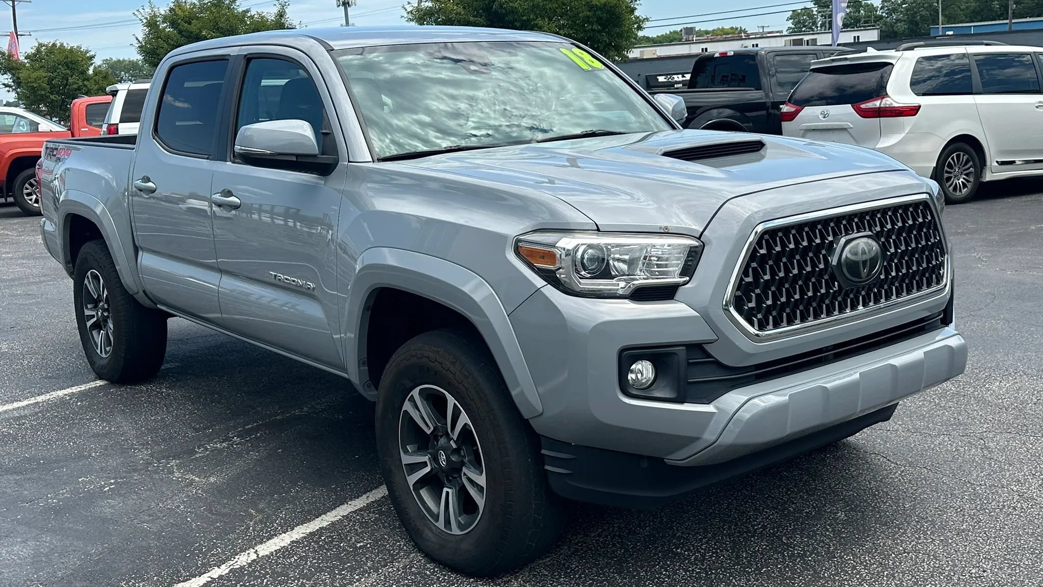 Used 2018 Toyota Tacoma TRD Sport AWD/4WD image 3