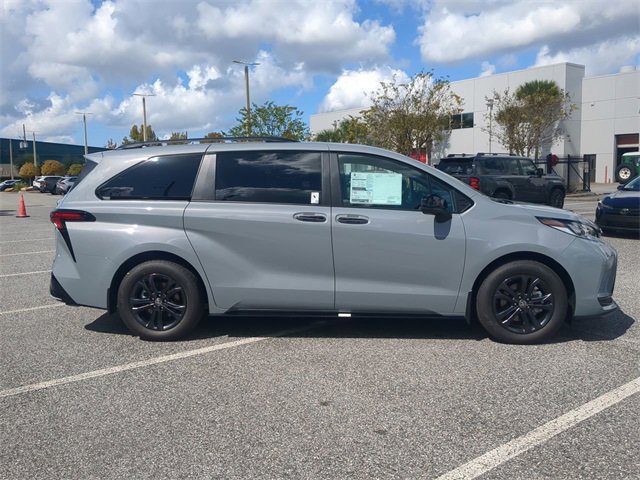 New 2026 Toyota Sienna XSE image 3