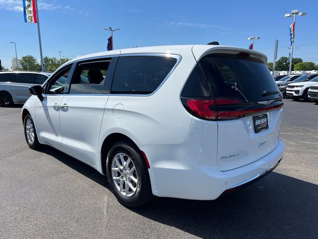 Used 2025 Chrysler Pacifica Select FWD image 5