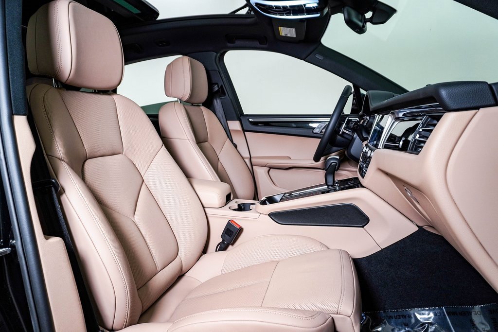 Certified 2025 Porsche Macan image 15