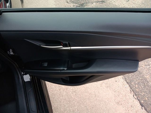 Used 2025 Toyota Camry SE image 28
