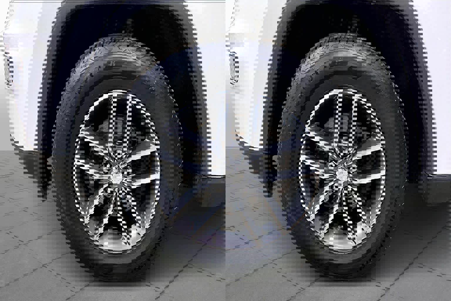 Used 2017 Jeep Grand Cherokee Limited image 10