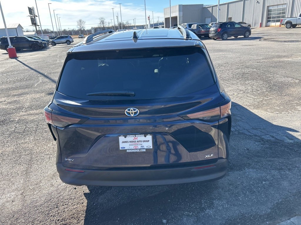 Used 2025 Toyota Sienna XLE image 7