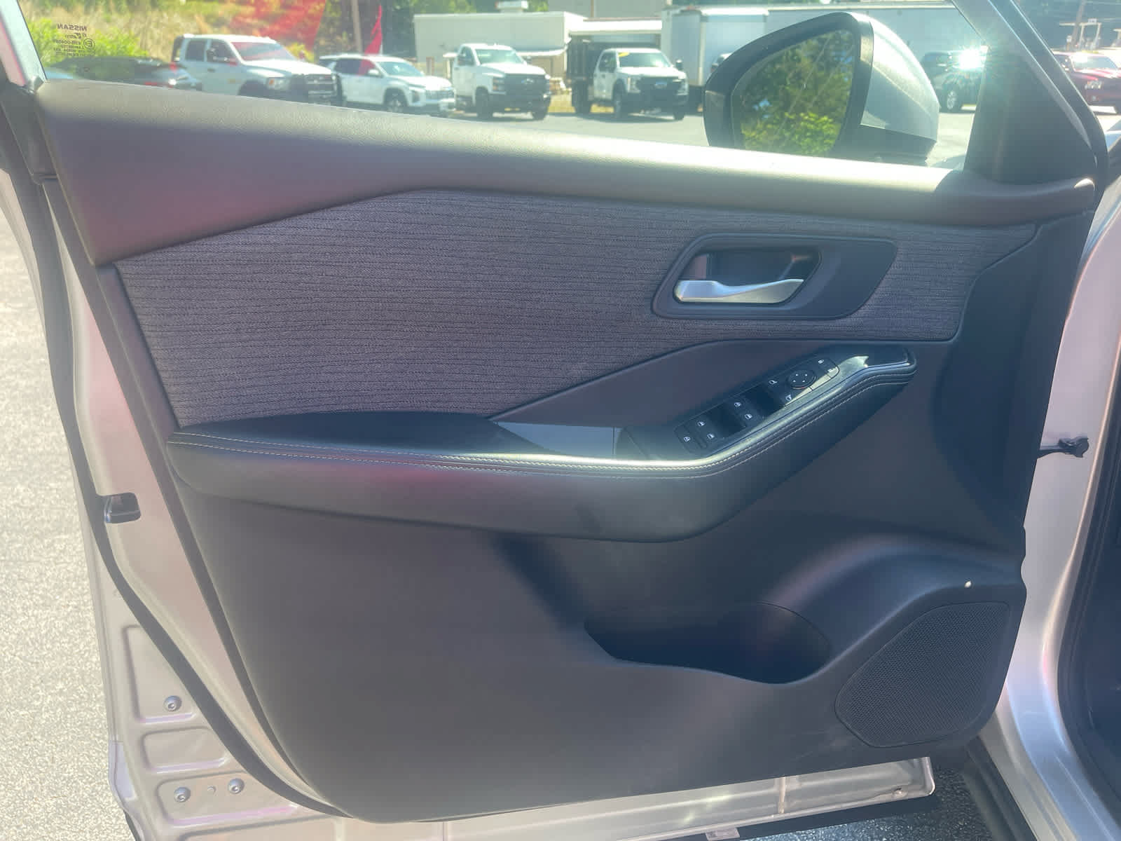 Used 2023 Nissan Rogue SV FWD image 17