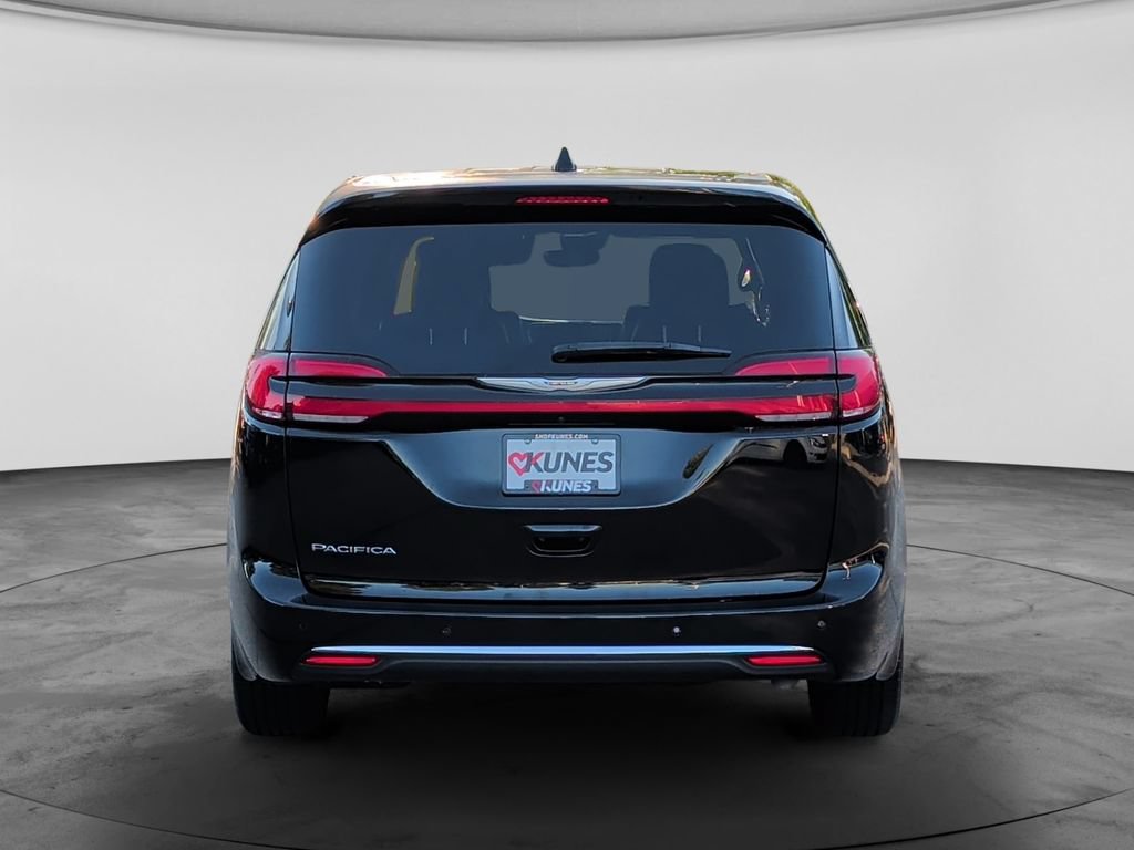 Used 2025 Chrysler Pacifica Select FWD image 6