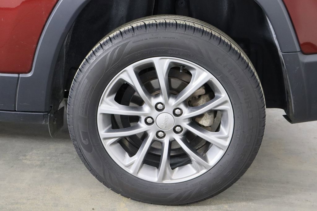 Used 2020 Jeep Cherokee Latitude Plus w/ Comfort/Convenience Group image 40