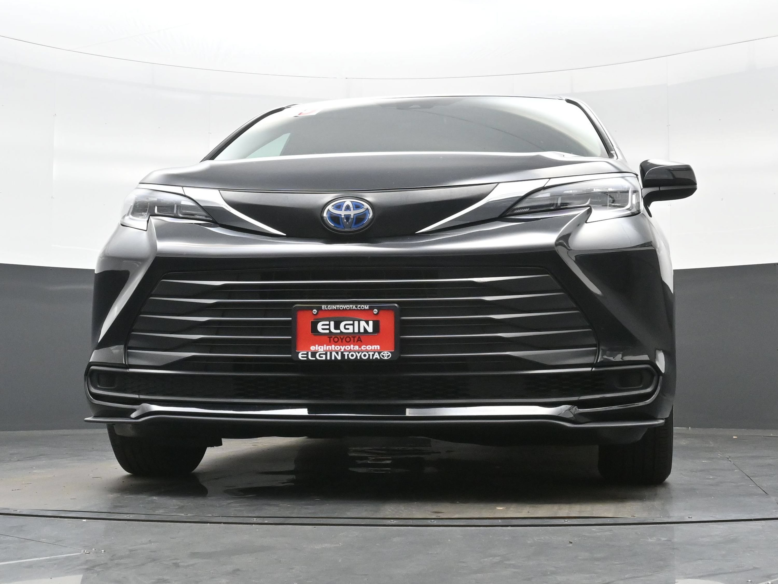 Used 2025 Toyota Sienna LE FWD image 28