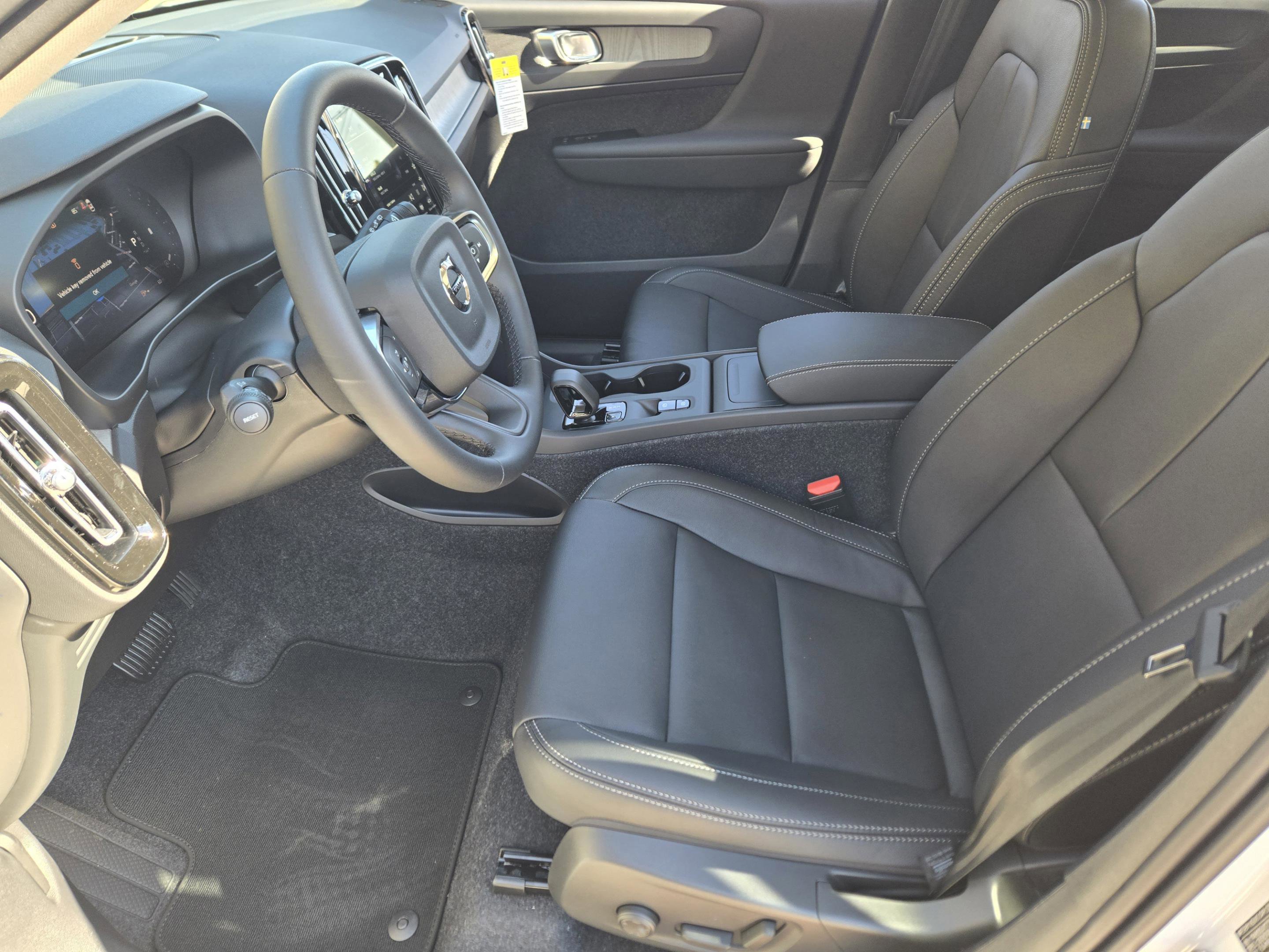 New 2026 Volvo XC40 B4 Core w/ Climate Package FWD image 11