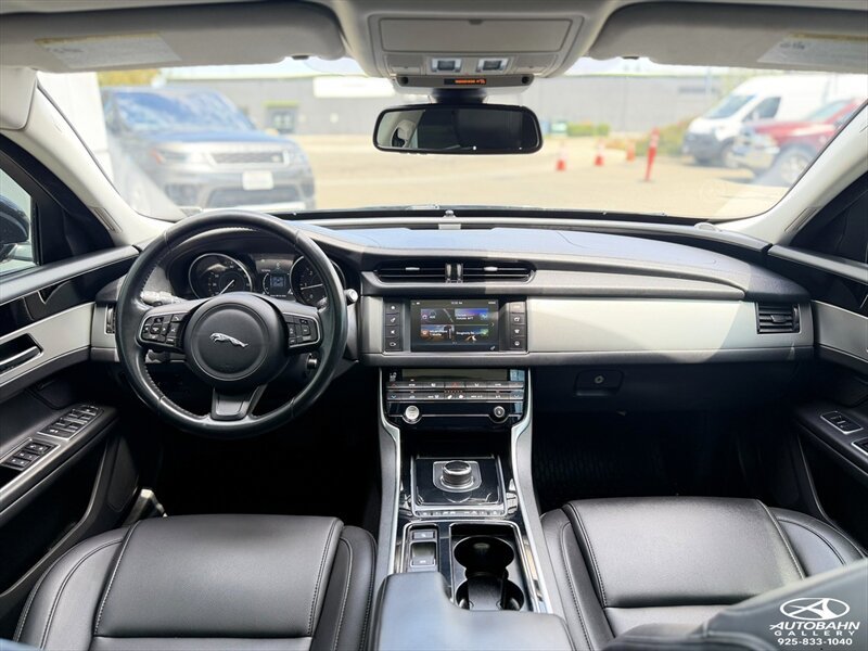 Used 2018 Jaguar XF Premium RWD image 15