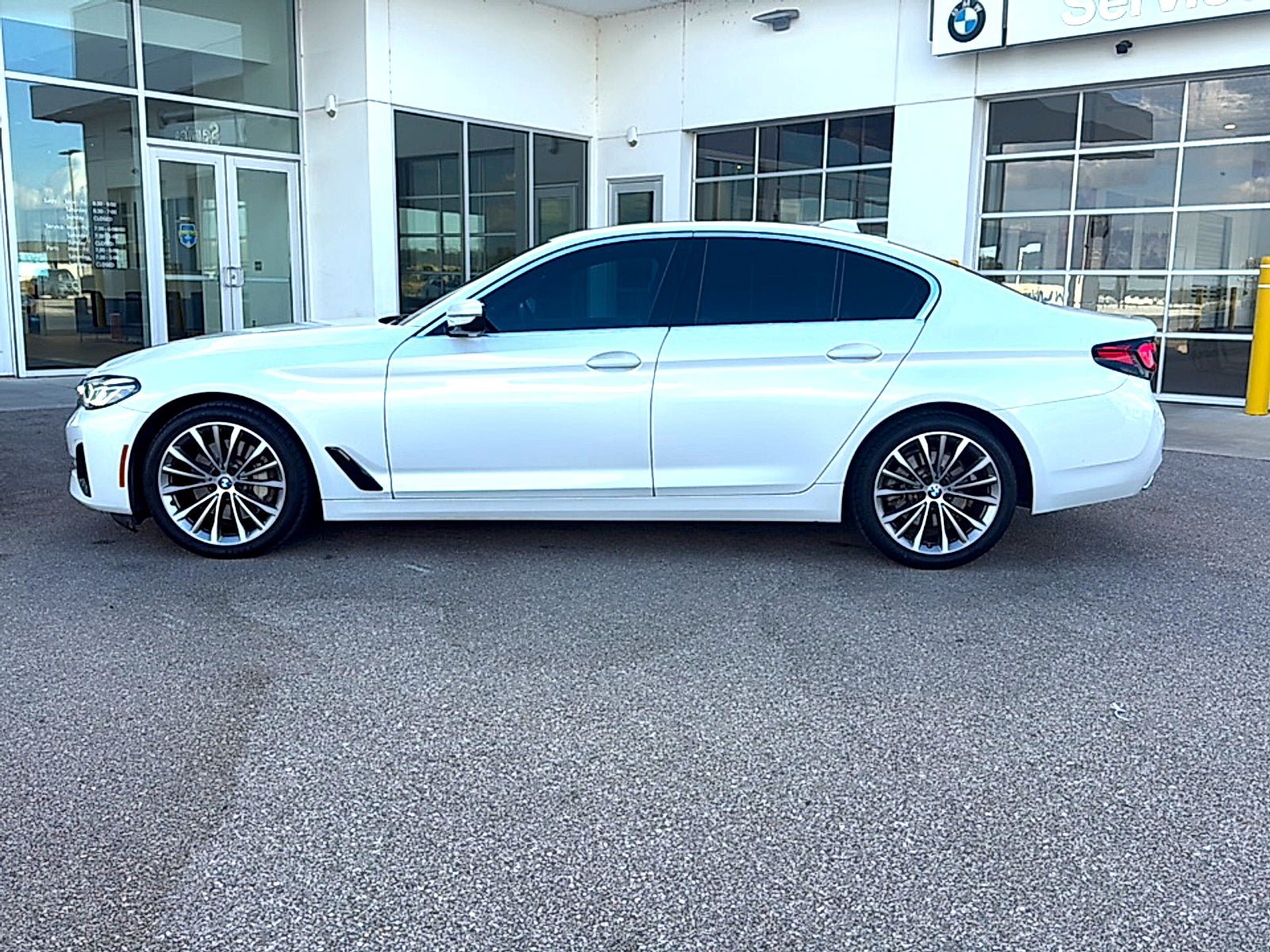 Used 2023 BMW 530i w/ Premium Package RWD image 4