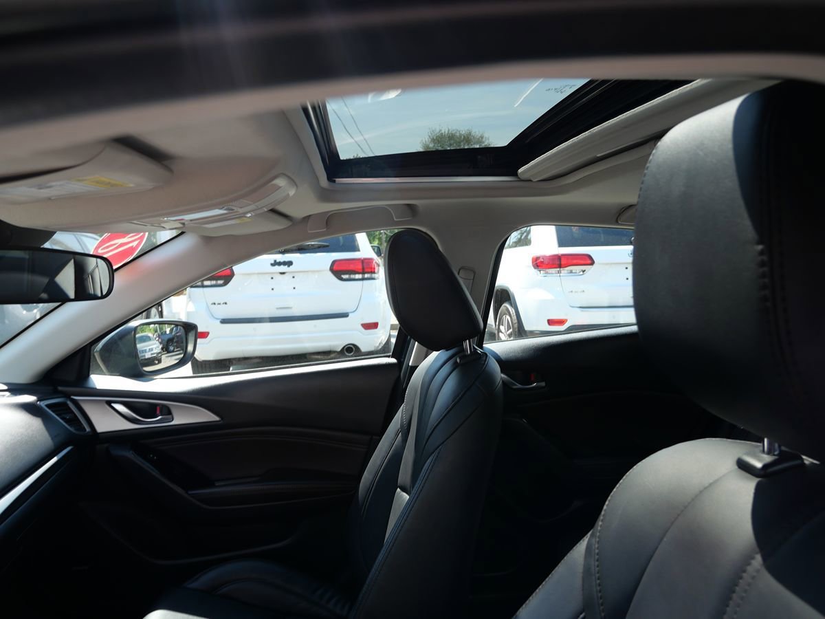Used 2018 MAZDA MAZDA3 Touring FWD image 11
