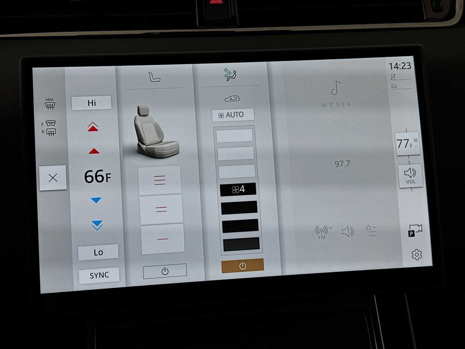 New 2024 Land Rover Range Rover Evoque Dynamic SE image 17