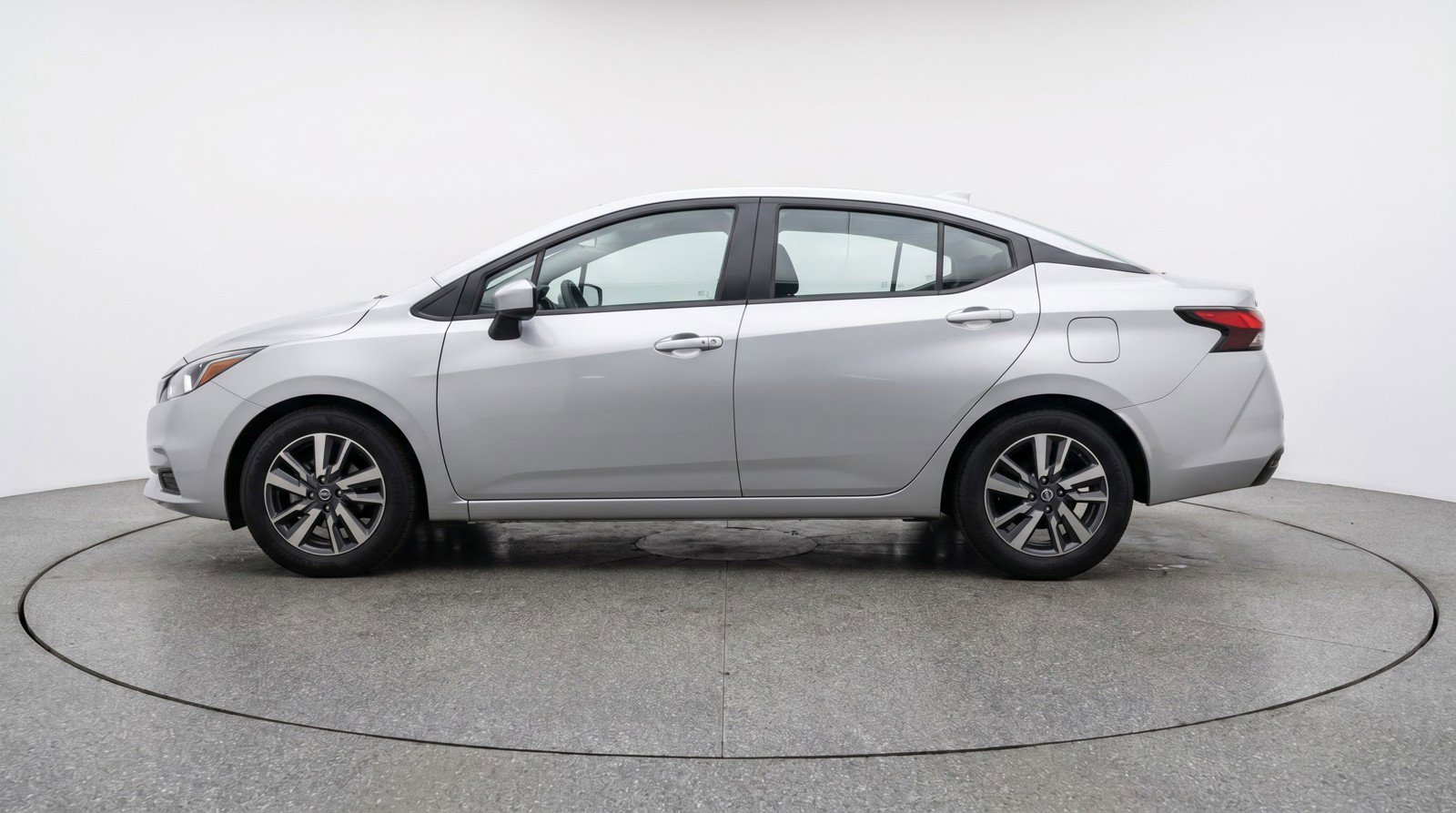 Used 2025 Nissan Versa SV image 5