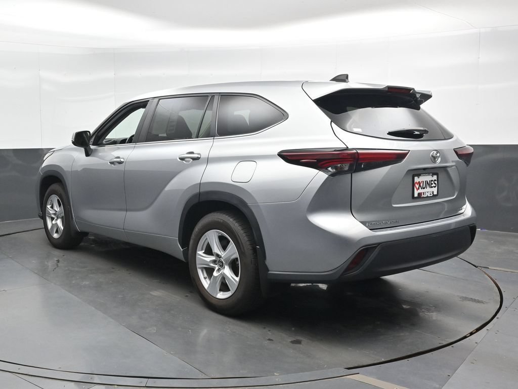 Used 2024 Toyota Highlander LE AWD/4WD image 10
