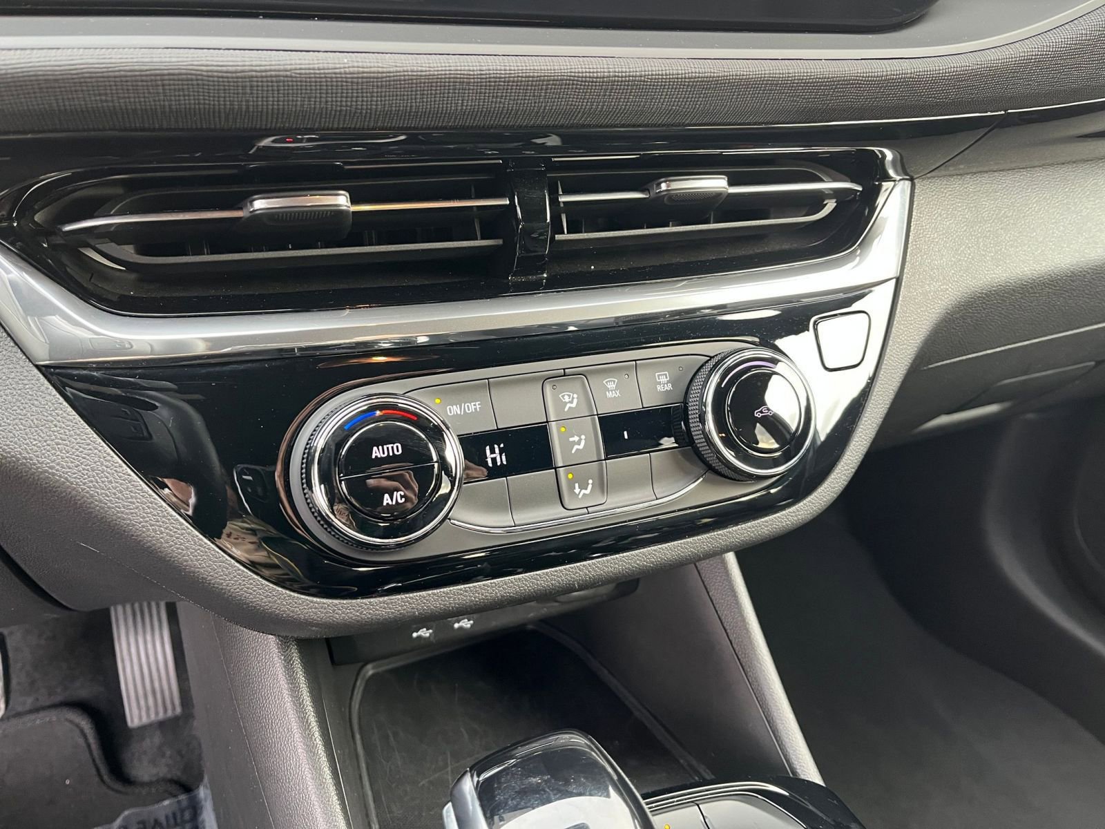 Used 2025 Buick Envista Sport Touring image 18