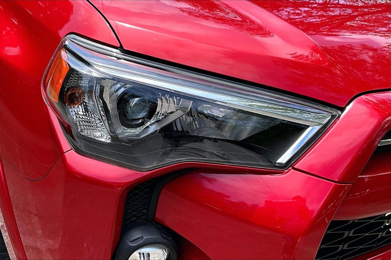 Used 2022 Toyota 4Runner SR5 AWD/4WD image 31