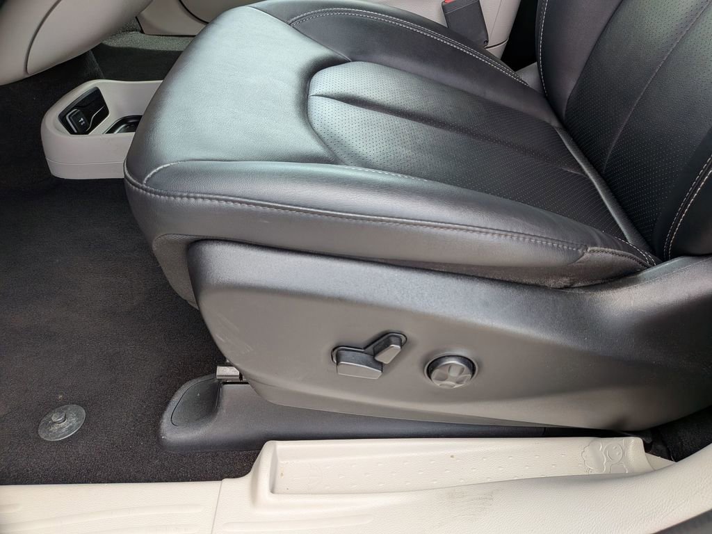 Used 2024 Chrysler Pacifica Touring-L FWD image 14